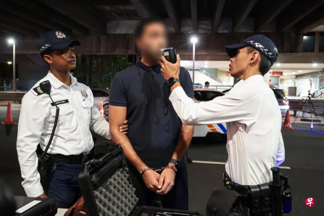 （已签发）柔：狮城二三事：狮城首7个月涉酒驾被捕者上升 交警试用新仪器测酒精数值当控证