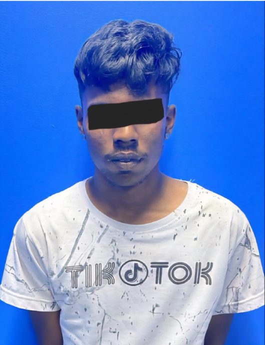 （已签发）柔：疑酒驾撞入民宅车库  数十人围堵警扣司机调查