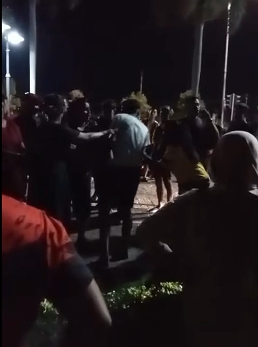 （已签发）柔：疑酒驾撞入民宅车库  数十人围堵警扣司机调查