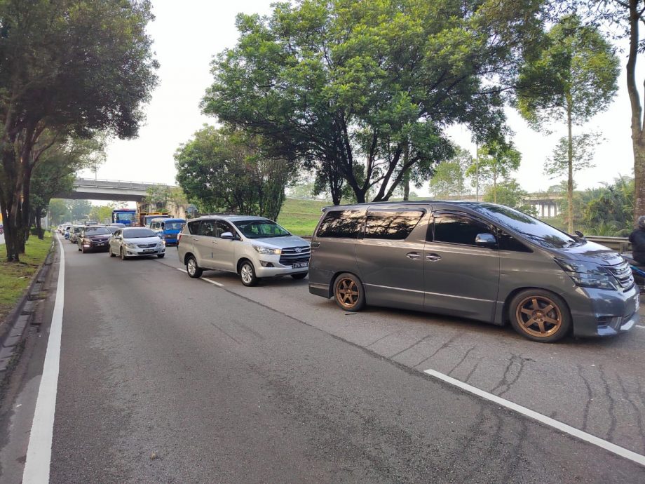 (已签发)柔:罗里翻覆大道中央 地不佬大道大塞车