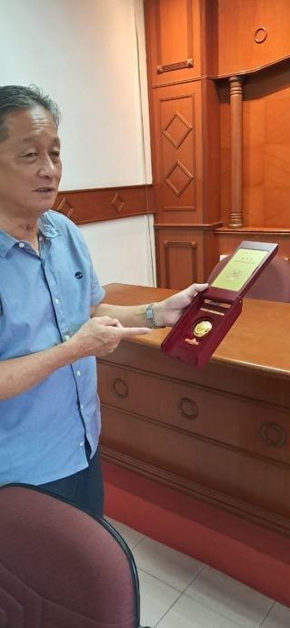 （已签发）柔：**锁文**新旧对照：记已故黄子松获中国政府纪念奖章 