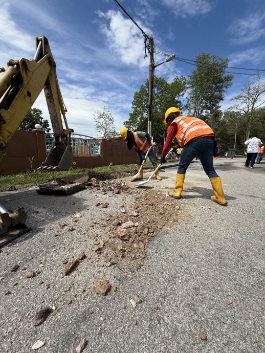 （早报头）大都会:万挠菁乡岭获1450万换水管/7图