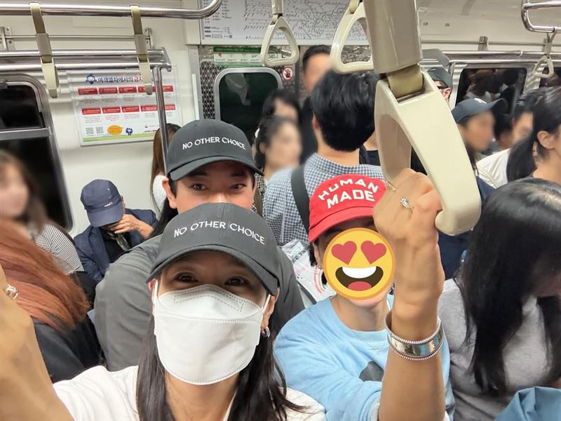 孙艺真挤地铁回家 粉丝惊呼：女神就在旁边