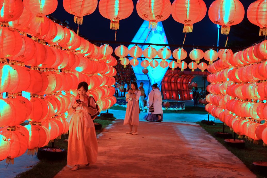 (星角摄)30/9刊*NS:罗白广场点亮1500红灯笼喜迎中秋节