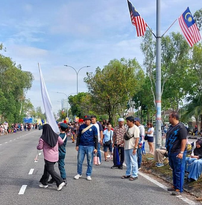 （暖势力）一场鞋底脱落，牵引出动同胞之间的关爱与民族的和谐