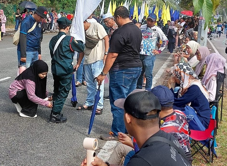 （暖势力）一场鞋底脱落，牵引出动同胞之间的关爱与民族的和谐