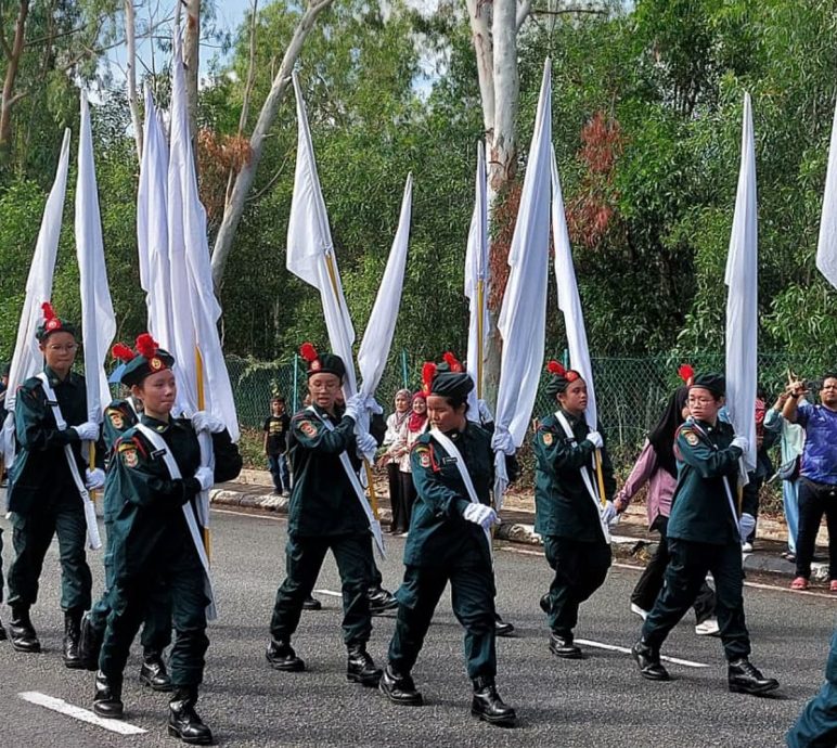 （暖势力）一场鞋底脱落，牵引出动同胞之间的关爱与民族的和谐
