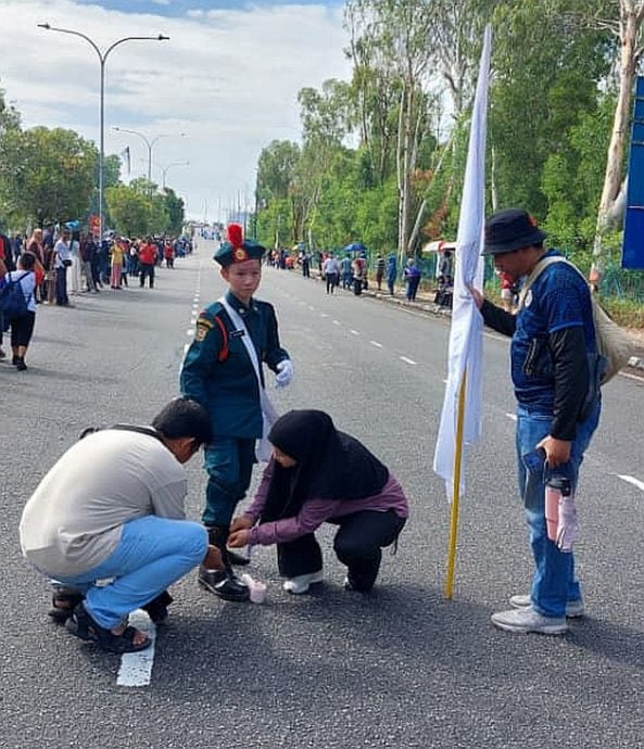 （暖势力）一场鞋底脱落，牵引出动同胞之间的关爱与民族的和谐