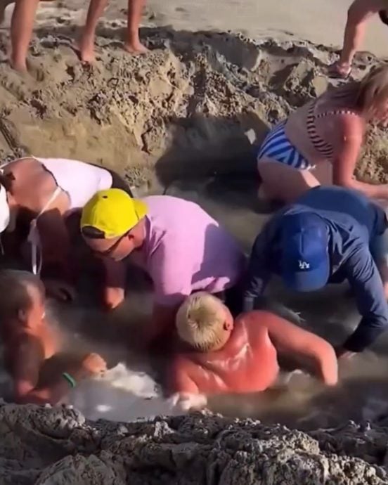 (有视频) 拼盘∕海水突涨潮淹没沙坑2男童受困 民众疯狂挖沙救人