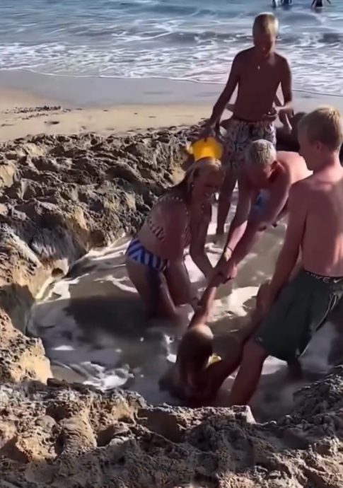 (有视频) 拼盘∕海水突涨潮淹没沙坑2男童受困 民众疯狂挖沙救人