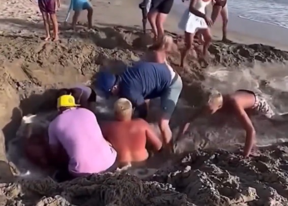 (有视频) 拼盘∕海水突涨潮淹没沙坑2男童受困 民众疯狂挖沙救人