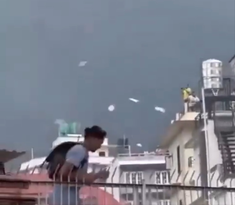 （有视频）尼泊尔前总理住宅被烧 钱满天飞