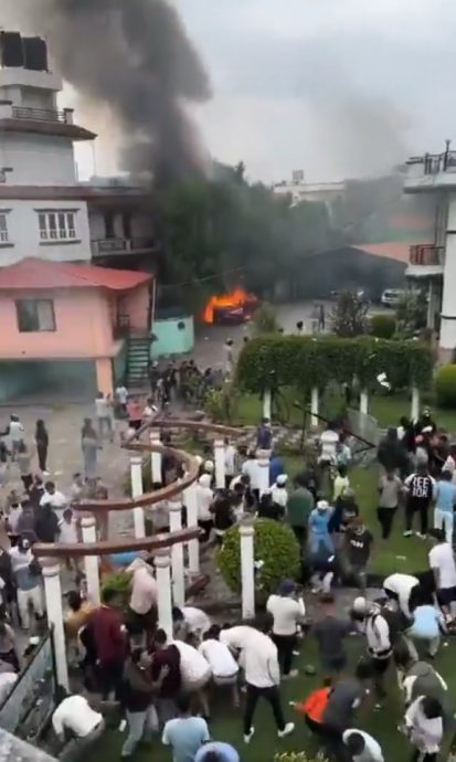 （有视频）尼泊尔前总理住宅被烧 钱满天飞