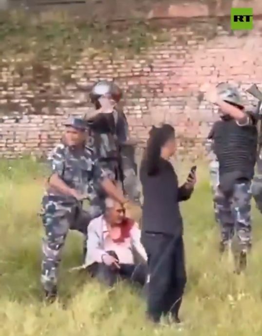 （有视频）尼泊尔前总理住宅被烧 钱满天飞