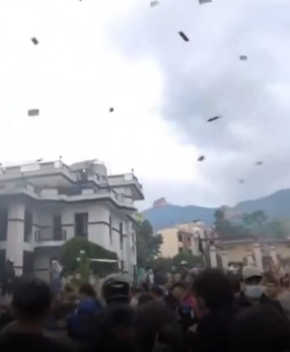 （有视频）尼泊尔前总理住宅被烧 钱满天飞