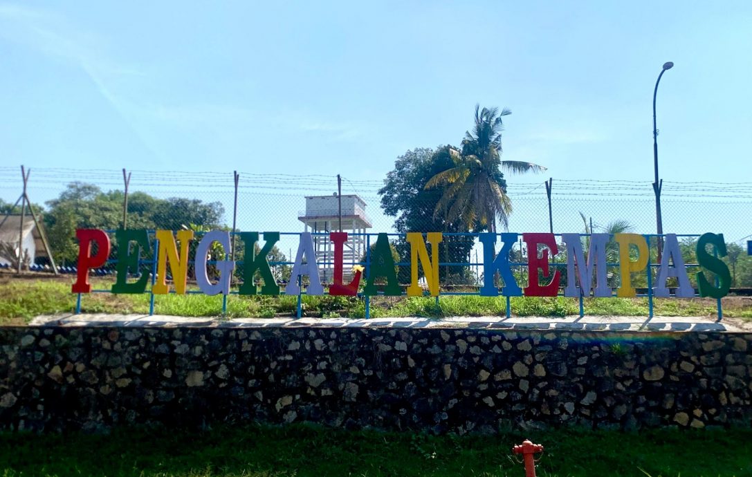 (未签)全国版:船头百年牌楼中文字受质疑!大臣事务官:这些人在制造事端