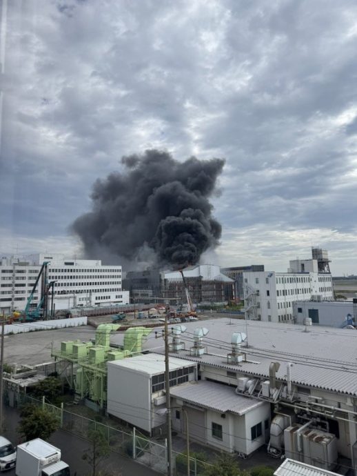 (视频)东京羽田机场惊传火灾 浓烟冲天 多辆消防车赶往现场