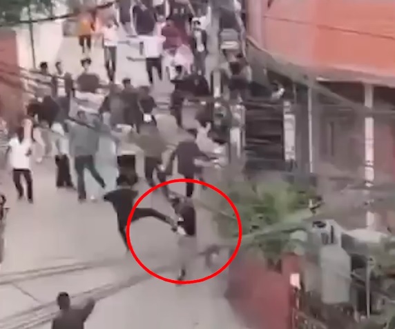 (视频)尼泊尔财政部长在街头 遭抗议者追赶殴打