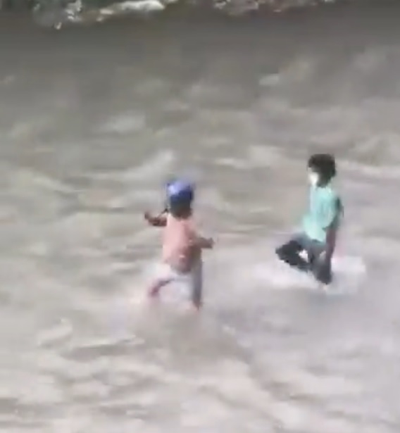 (视频)尼泊尔财政部长在街头 遭抗议者追赶殴打