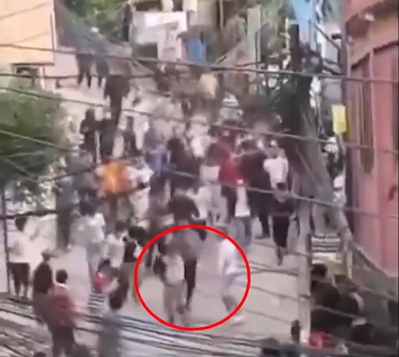 (视频)尼泊尔财政部长在街头 遭抗议者追赶殴打