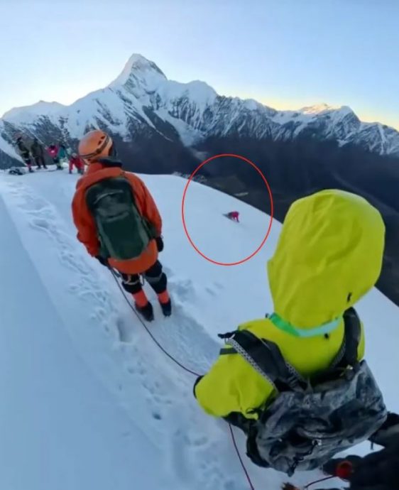 （视频）帮同行游客拍照解开安全绳 中国男子失衡从雪山坠亡