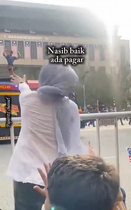 (视频)幸好有栏杆......Abang Bomba引来狂舞狂叫