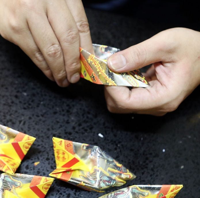 （预编11/9见报）大都会-星洲人VIP—纸扎凤梨也有花样