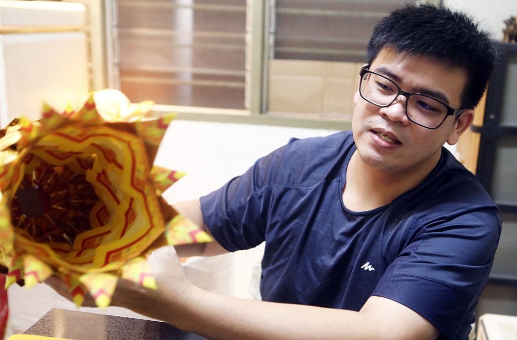 （预编11/9见报）大都会-星洲人VIP—纸扎凤梨也有花样