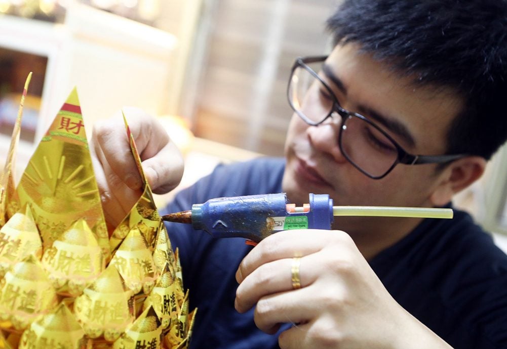 （预编11/9见报）大都会-星洲人VIP—纸扎凤梨也有花样