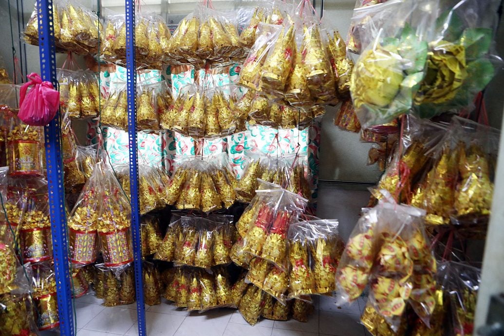 （预编11/9见报）大都会-星洲人VIP—纸扎凤梨也有花样