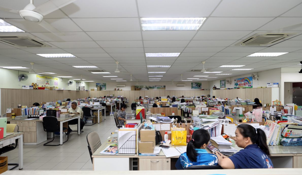 （预编8日见报）大都会/《校园我董》：巴生滨华一校董事长拿督颜金松