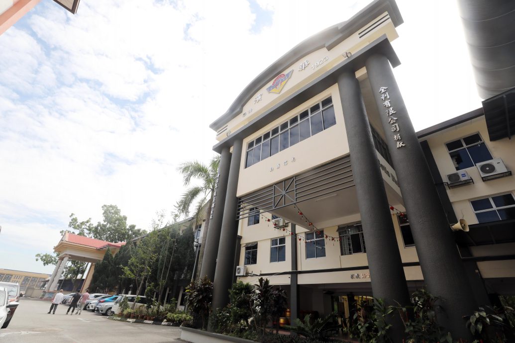 （预编8日见报）大都会/《校园我董》：巴生滨华一校董事长拿督颜金松