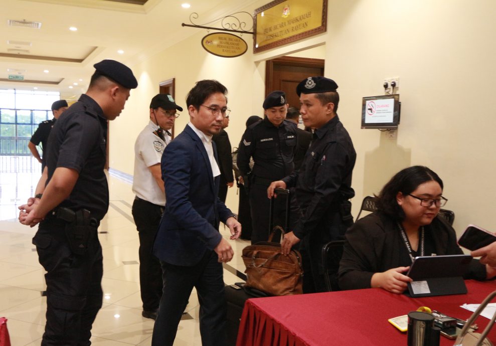 （验尸庭）医生：已劝解剖  但母亲放弃