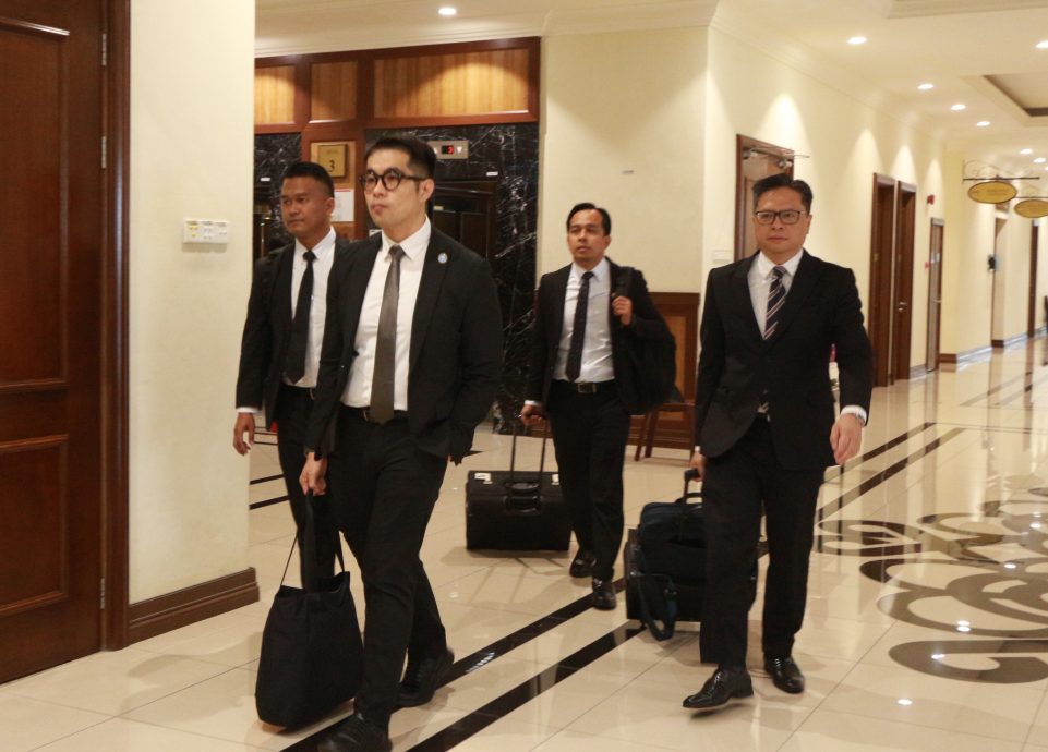 （验尸庭）医生：已劝解剖  但母亲放弃