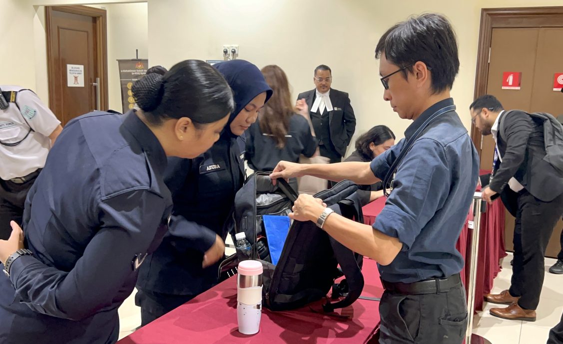 （验尸庭）医生：已劝解剖  但母亲放弃