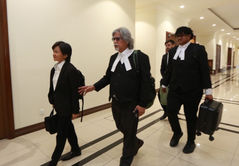 （验尸庭）医生：已劝解剖  但母亲放弃