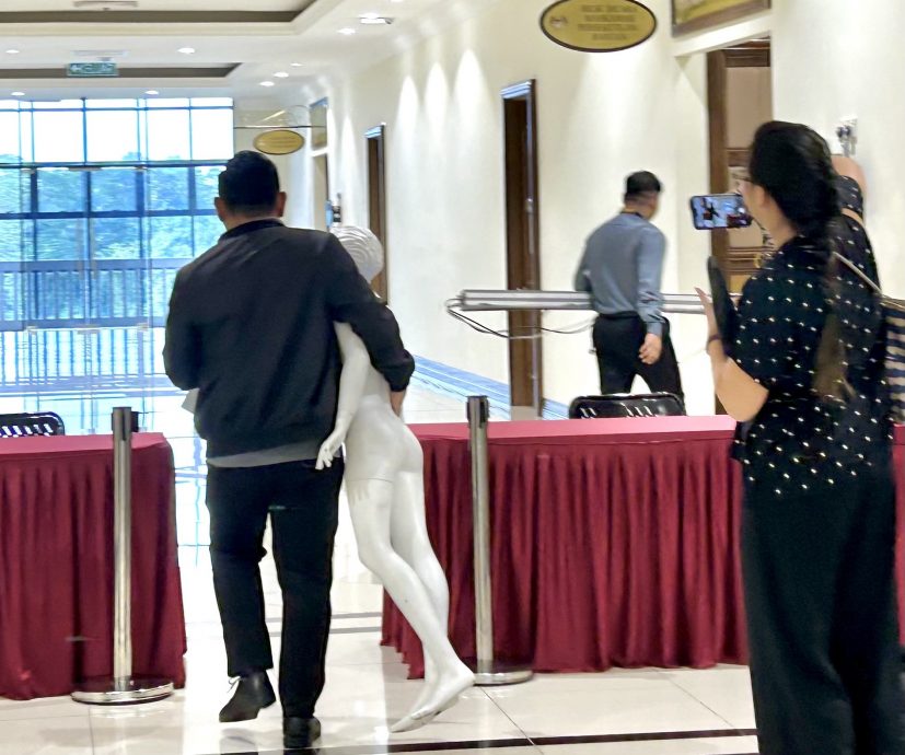 （验尸庭）医生：已劝解剖  但母亲放弃