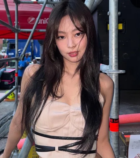 Jennie突传新恋情 反被抓包与V隔空传情