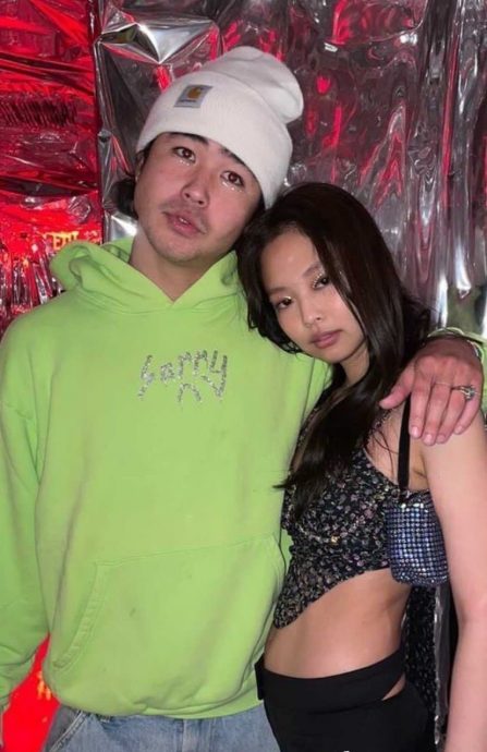 Jennie突传新恋情 反被抓包与V隔空传情