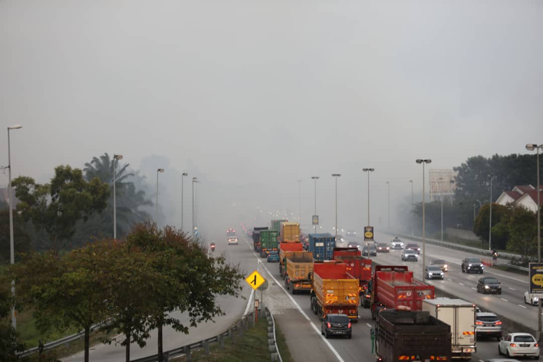 KESAS旁林火狂烧 林火面积达8英亩