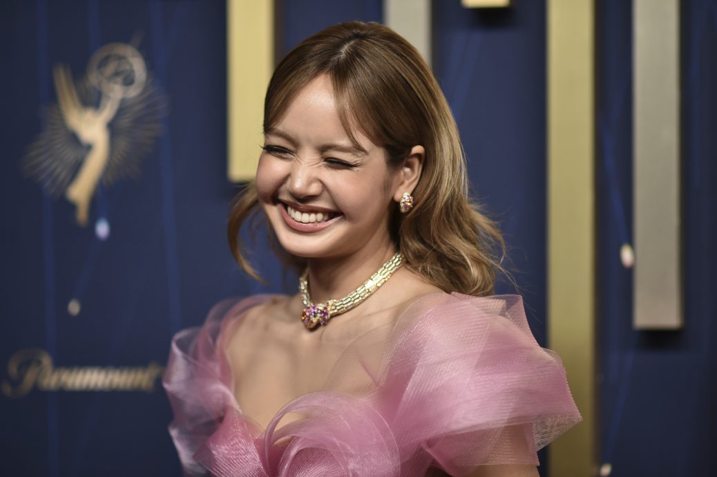 Lisa首以演员之姿登艾美奖　粉嫩造型宛如童话公主