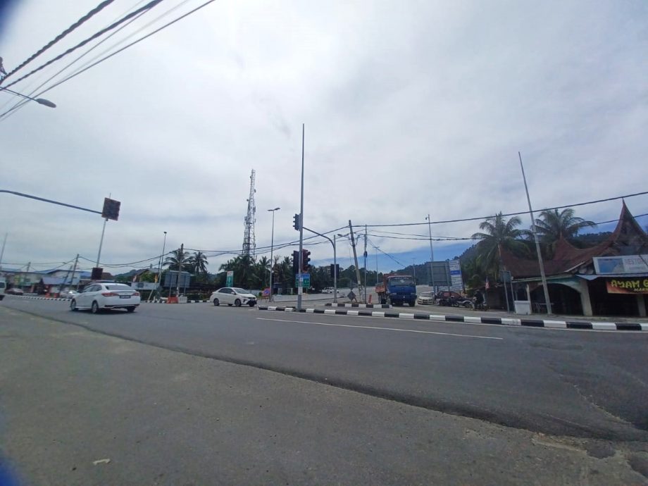 me03主文-大都会/边基兰特丽玛花园EKVE大道桥樑处的路段交通混乱变“虎口”