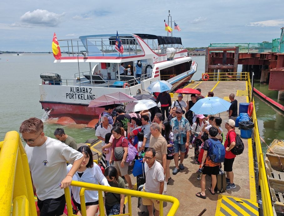 me03主文-大都会：连假首2日，吉胆岛游客人数已突破五千人。