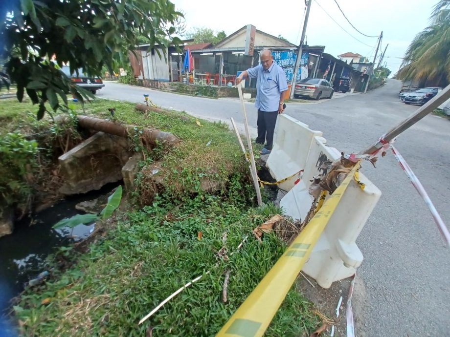 me04-大都会/锡米山新村1路与斯里克拉里花园边界转弯角的大沟崩塌，车辆撞落
