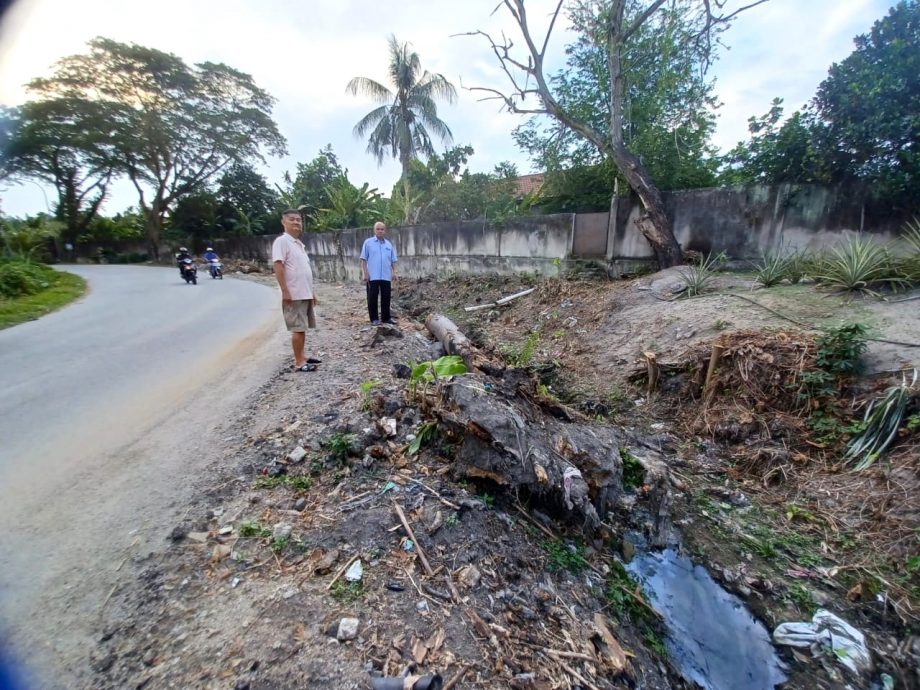 me04-大都会/锡米山新村1路与斯里克拉里花园边界转弯角的大沟崩塌，车辆撞落