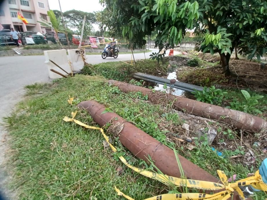 me04-大都会/锡米山新村1路与斯里克拉里花园边界转弯角的大沟崩塌，车辆撞落