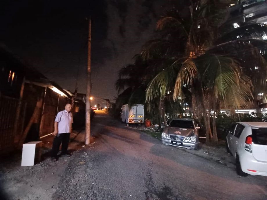 me04-大都会/锡米山新村1路与斯里克拉里花园边界转弯角的大沟崩塌，车辆撞落