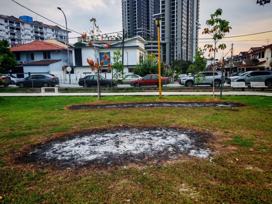 me2副//大都会-赖俊权/无良人士烧祭品,毁草皮