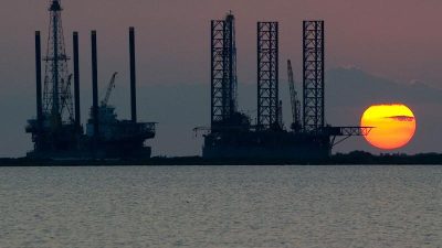 沙地拟推动OPEC+增加产量　油价跌至5月来最低