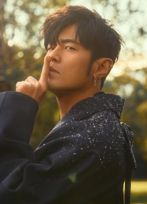 Rosé弹周董神曲秀琴技 赢来本尊夸赞